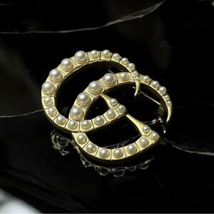 AMAZING GUCCI GG SIGNED FAUX PEARLS BROOCH